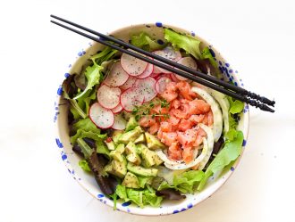 Salad bowl con salmone e avocado