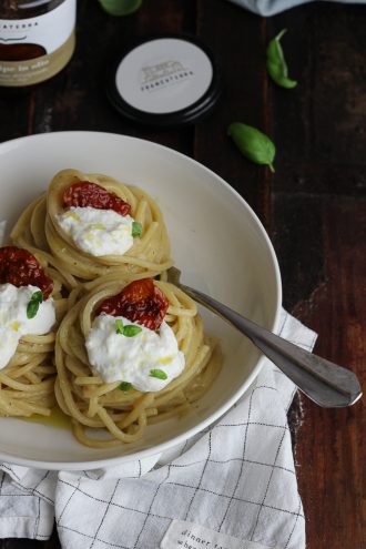 Pasta con pesto di melanzane, pomodori secchi e ricotta - Licia Sangermano