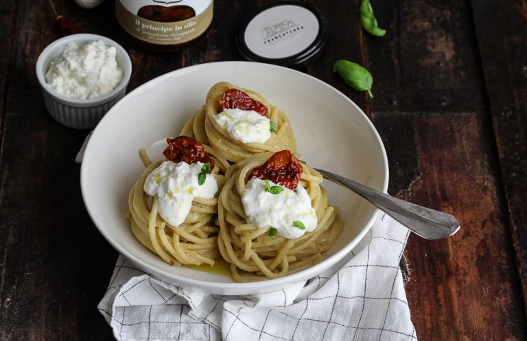 Pasta con pesto di melanzane, pomodori secchi e ricotta - Licia Sangermano