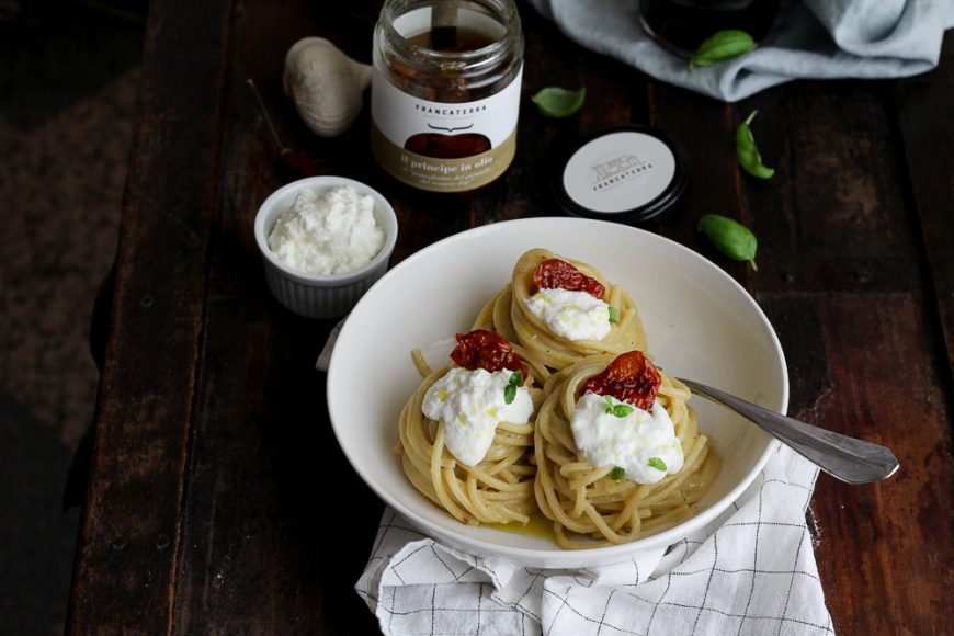Pasta con pesto di melanzane, pomodori secchi e ricotta - Licia Sangermano